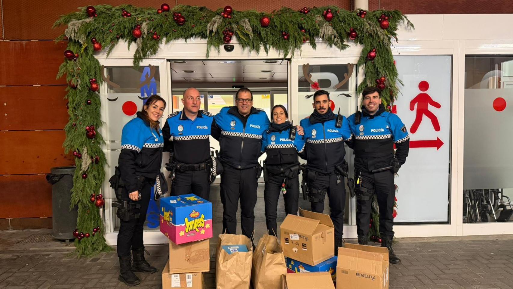 Imagen de la Policía Local de Zamora llevando regalos a los niños del Hospital Virgen de la Concha
