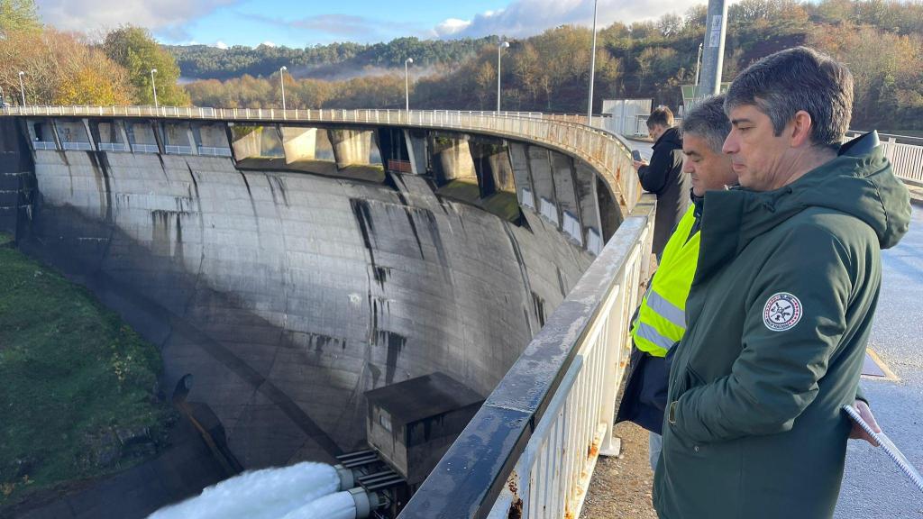 El director de Augas de Galicia durante su visita a la presa de Eiras para supervisar la evolución de los trabajos