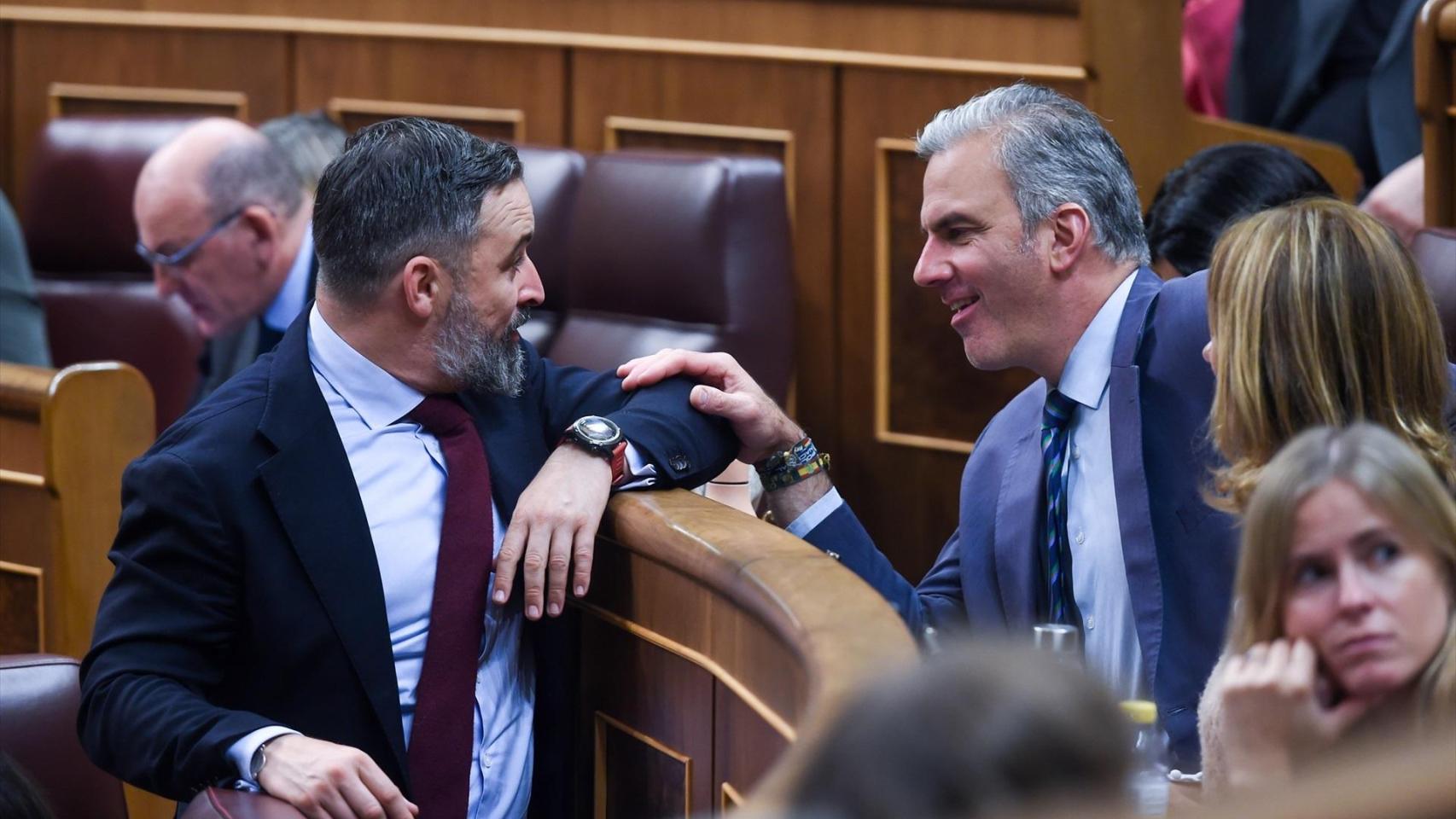 El líder de Vox, Santiago Abascal y el portavoz del Grupo Municipal Vox, Javier Ortega Smith, conversan durante un pleno en el Congreso de los Diputados, a 29 de octubre de 2024, en Madrid.