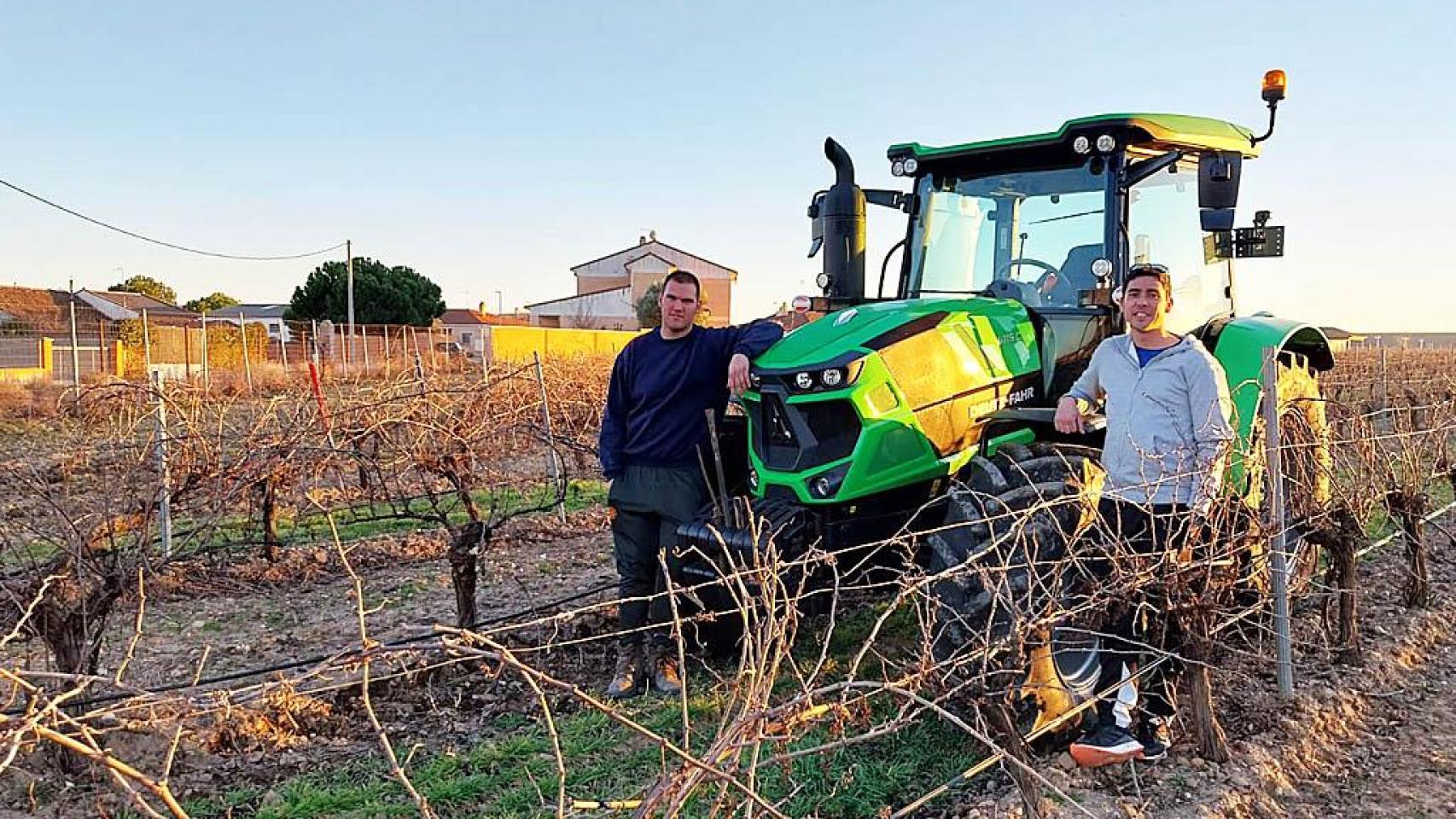 Sergio y Daniel entre sus viñas.