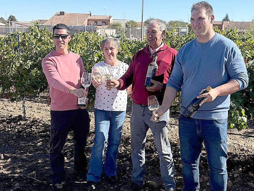 Toda la familia brindando.