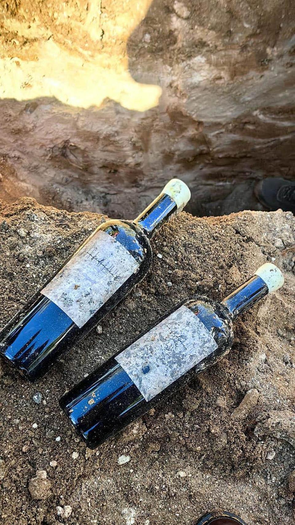 Imagen de las botellas tras estar dos meses bajo tierra.