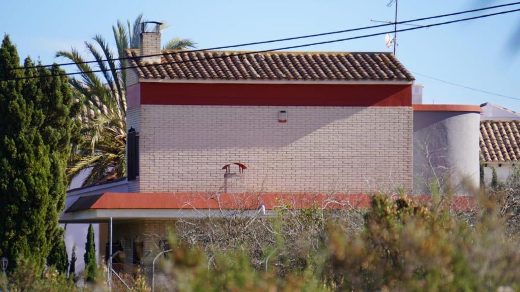 La vivienda okupada en la zona del Pinet, en la pedanía ilicitana de la Marina.