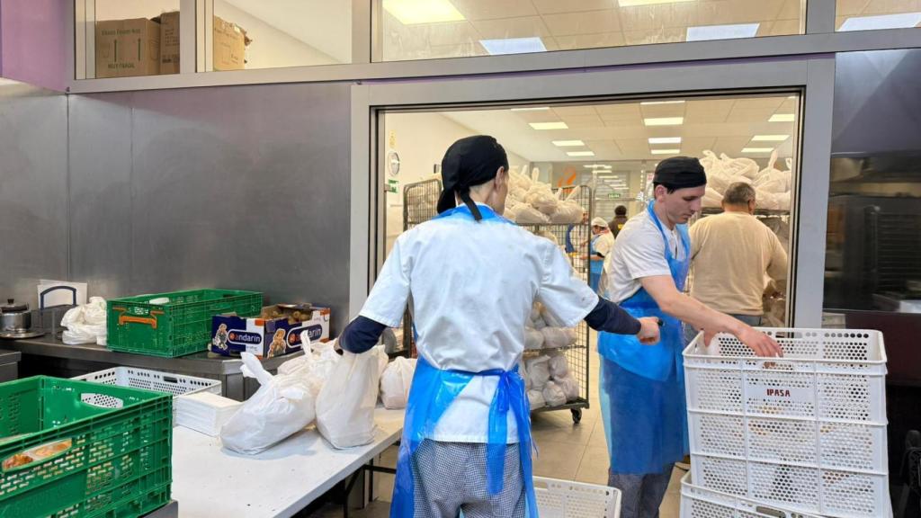 Empleados de la Cocina Económica organizando las comidas para llevar