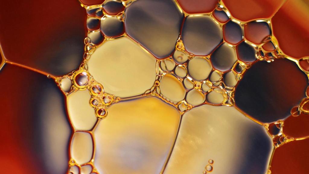 La 'esponga tecnológica', al colocarse sobre una mancha de petróleo, se mantiene a flote y se oscurece a medida que se impregna del contaminante, lo que hace posible saber cuándo ha cumplido su función.