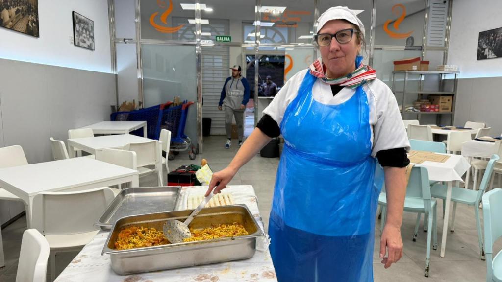 Una de las cocineras de la Cocina Económica