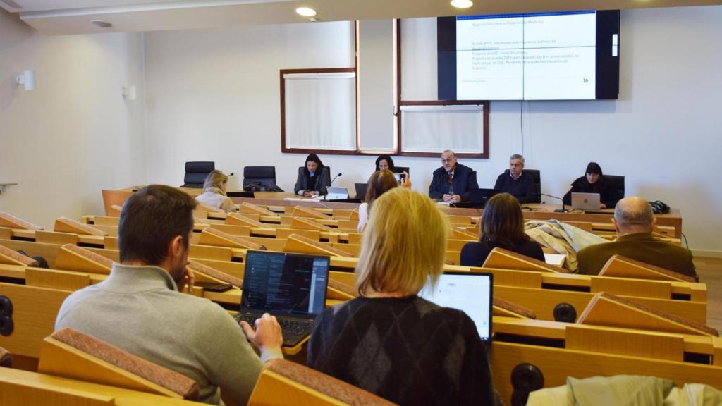 Consello Extraordinario celebrado este 23 diciembre en la Sala Manolo Ramos del edificio Ernestina Otero de la UVigo