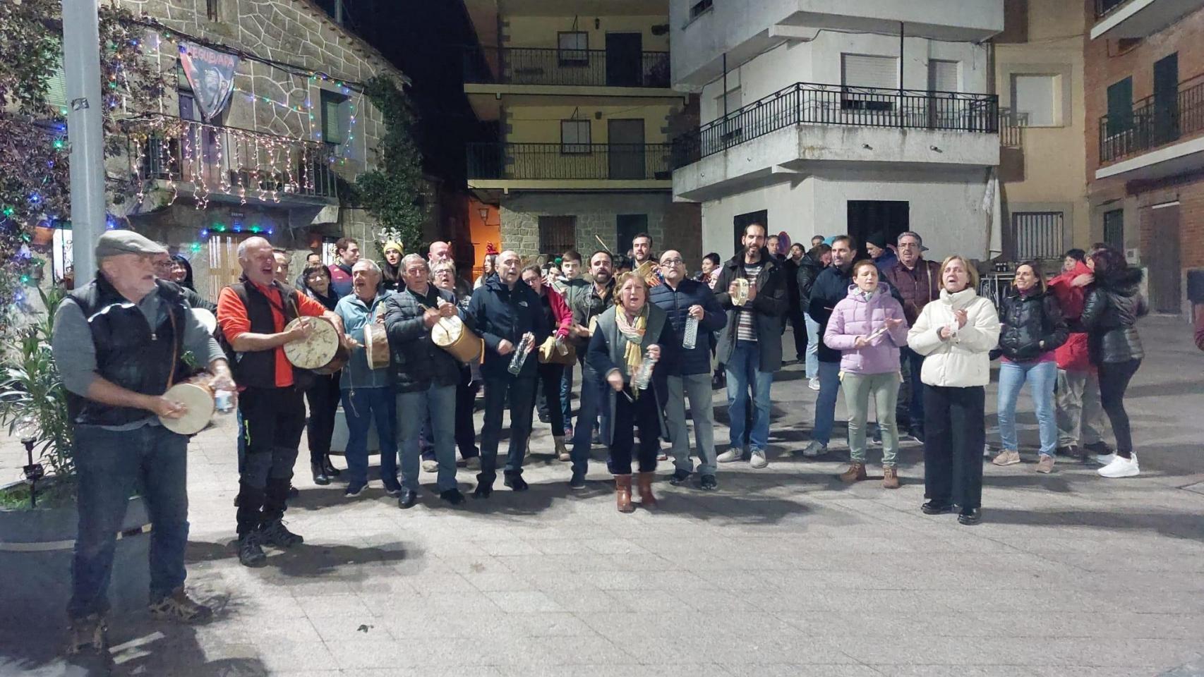 Un grupo de personas cantan villancicos en las calles del municipio abulense de Navarrevisca