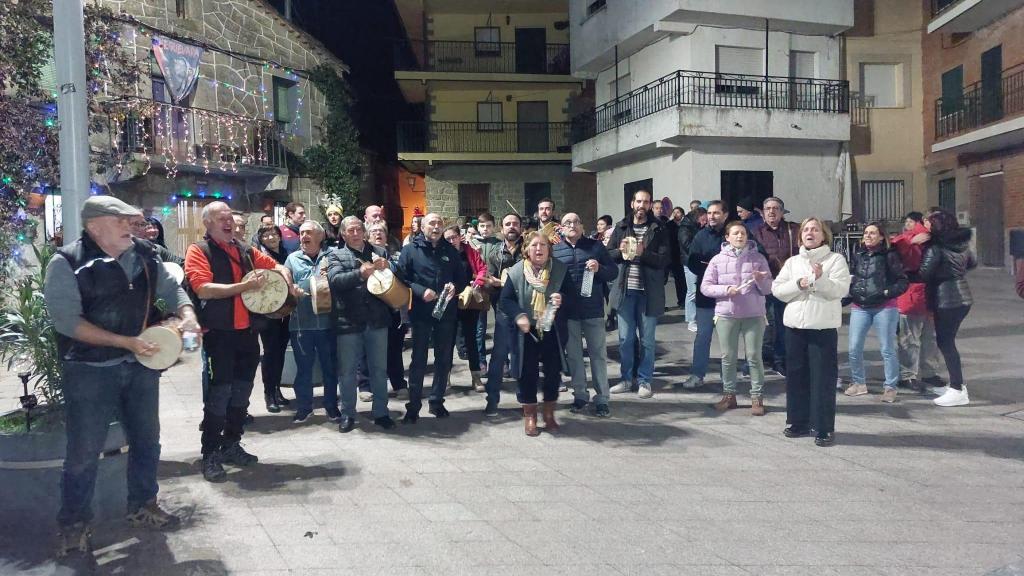 Un grupo de personas cantan villancicos en las calles del municipio abulense de Navarrevisca