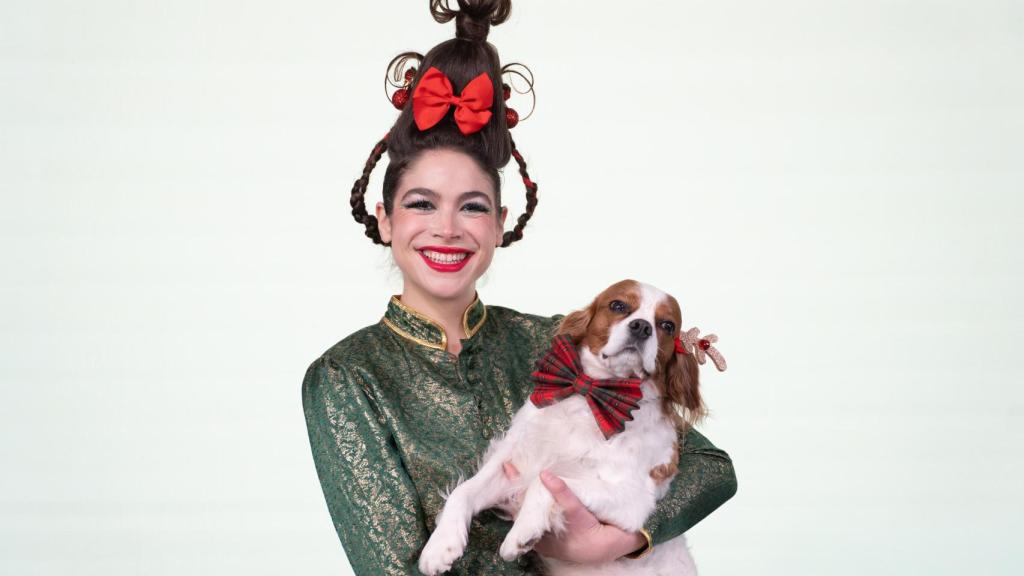 Cósima Ramírez y su perro Jimmy Choo.