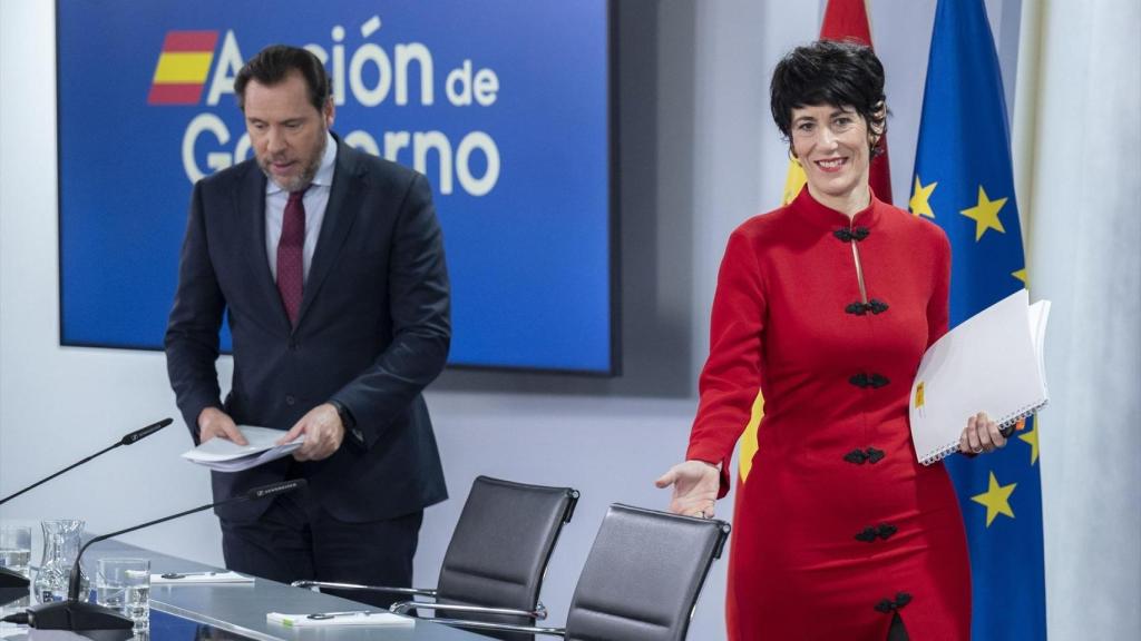 El ministro de Transportes y Movilidad Sostenible, Óscar Puente, y la ministra de Seguridad Social, Inclusión y Migraciones y nueva portavoz del Gobierno, Elma Saiz, durante una rueda de prensa posterior al Consejo de Ministros, a 23 de diciembre de 2025.