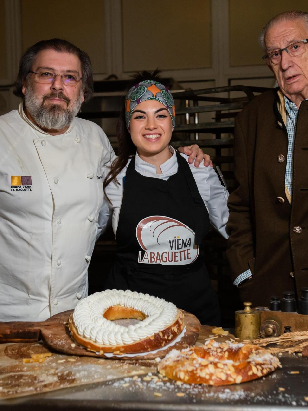Los Fernández, la familia de reposteros de Leganés junto a uno de sus roscones.
