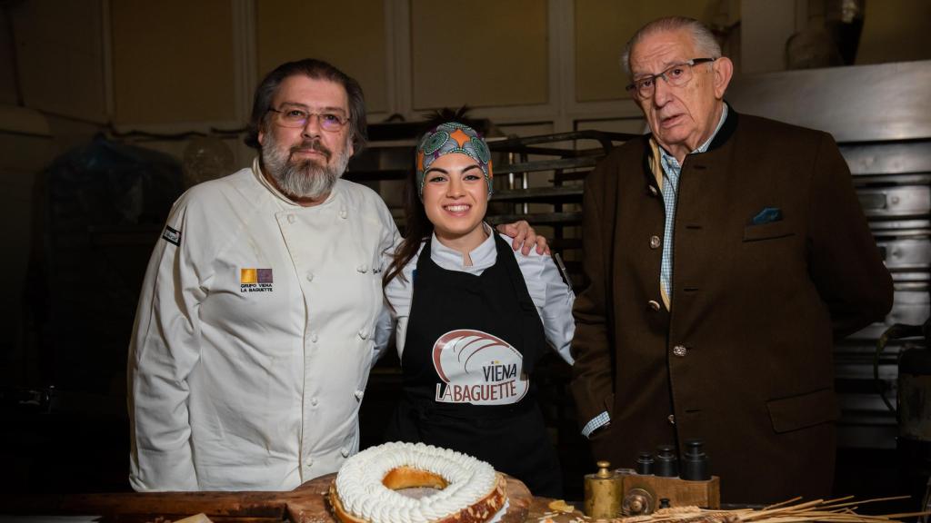 Los Fernández, la familia de reposteros de Leganés junto a uno de sus roscones.
