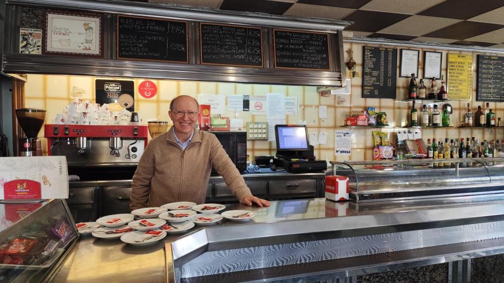 Pepe detrás de la barra de su restaurante.