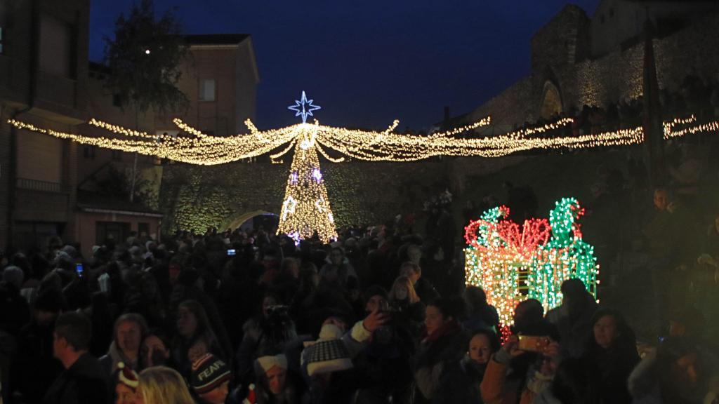 Encendido navideño en la localidad leonesa de Almanza