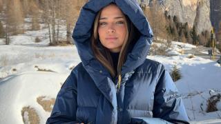 Laura Escanes con un plumífero de Zara.