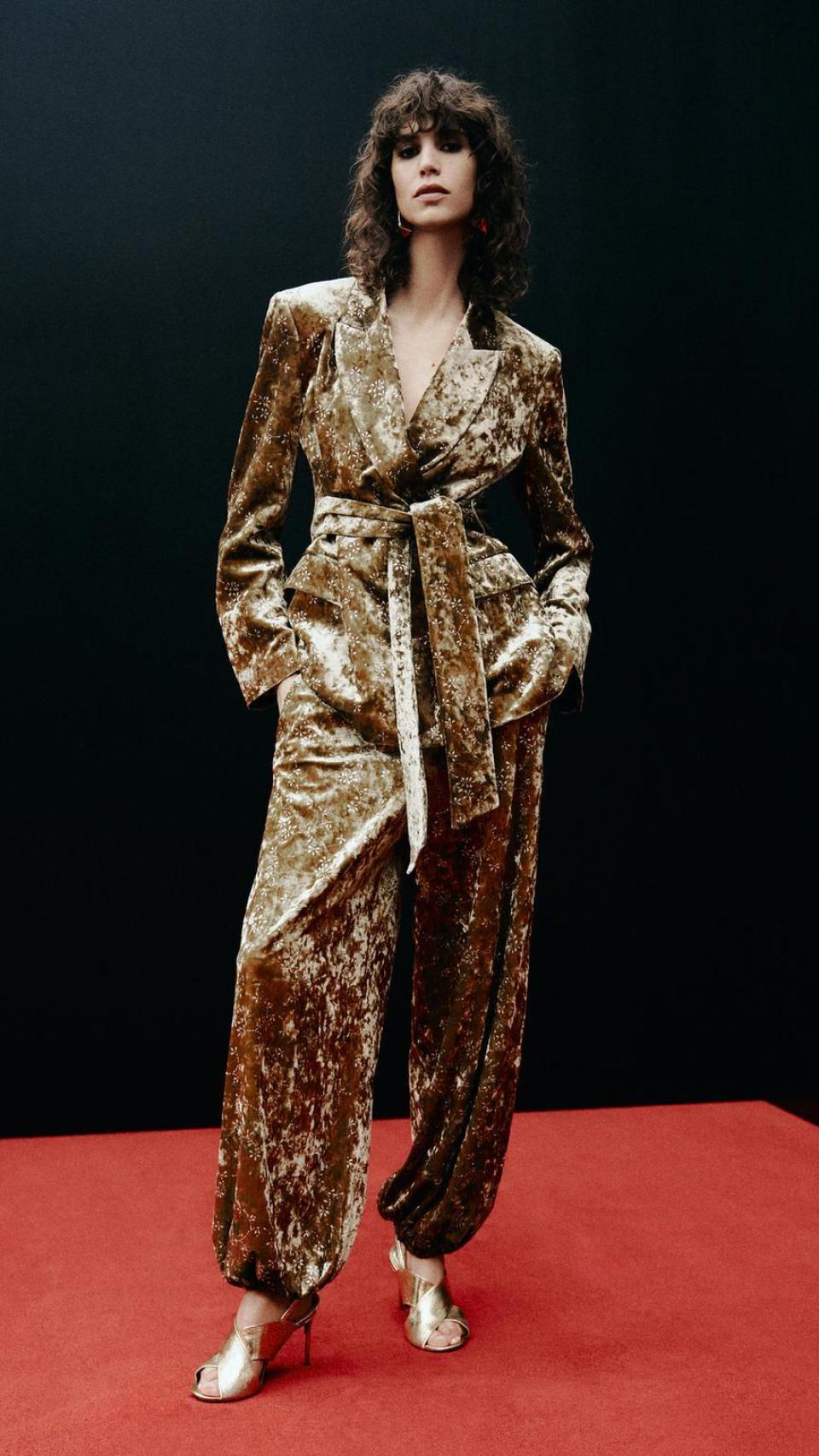 Traje de terciopelo de Zara.