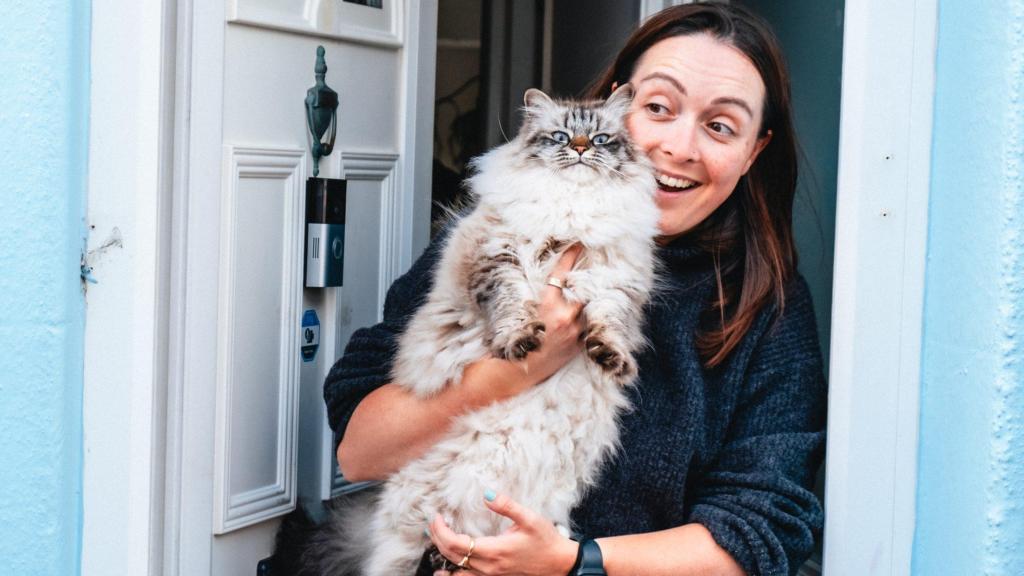 Una chica con su gato.