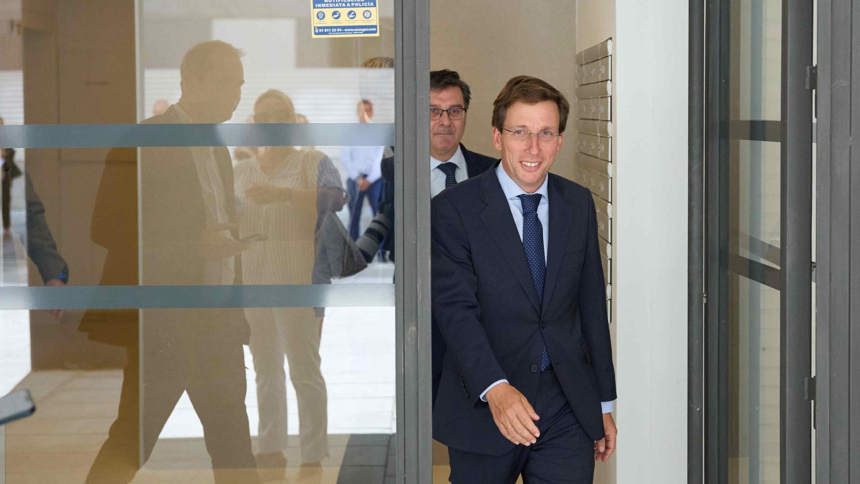 José Luis Martínez Almeida en una promoción de viviendas.