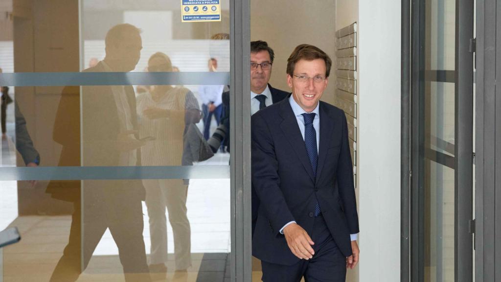 José Luis Martínez Almeida en una promoción de viviendas.