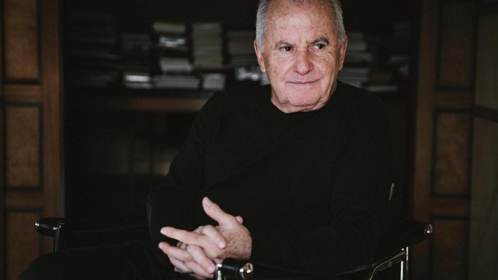 El cantante Víctor Manuel nos habla sobre las mujeres de su vida y de su obra.