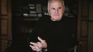 El cantante Víctor Manuel nos habla sobre las mujeres de su vida y de su obra.