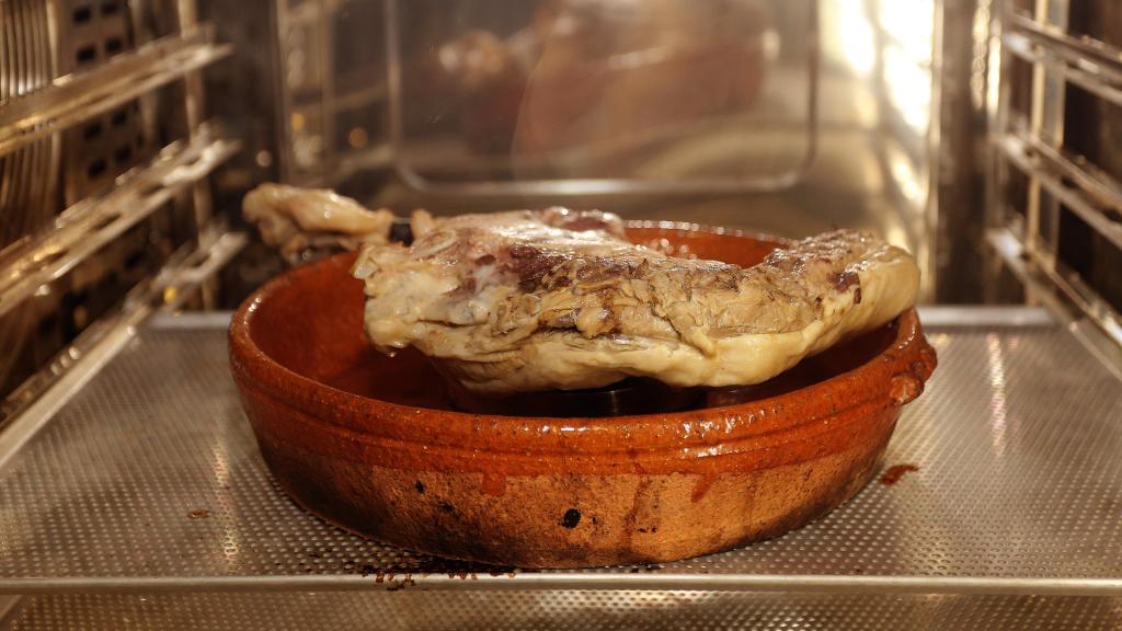 Lechazo asado a baja temperatura de Paredes de Nava (Palencia)