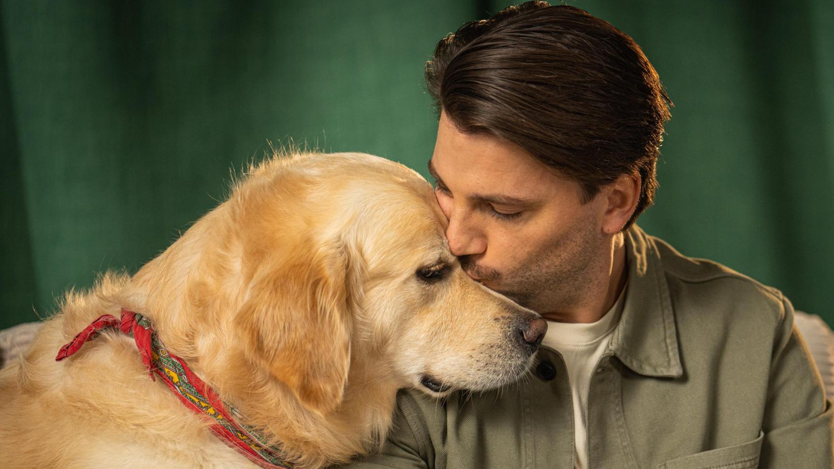 Un perro con su tutor.