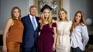 Guillermo y Máxima de Holanda felicitan la Navidad con una fotografía inédita de la graduación de su hija Amalia