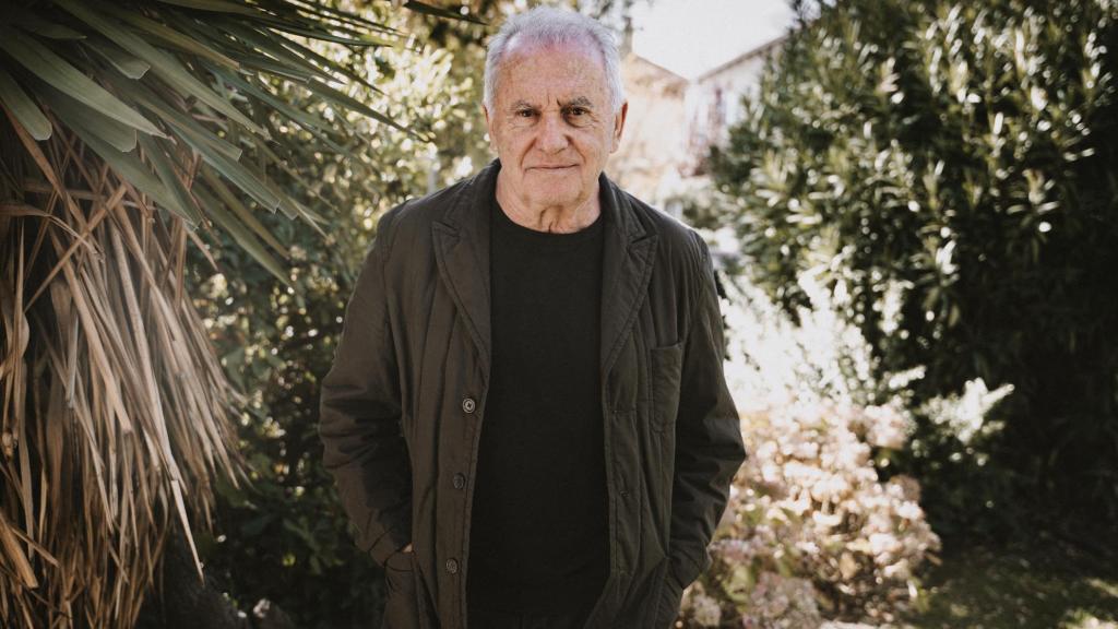 El poeta dice que sigue sin ser ningún atajo ser mujer.