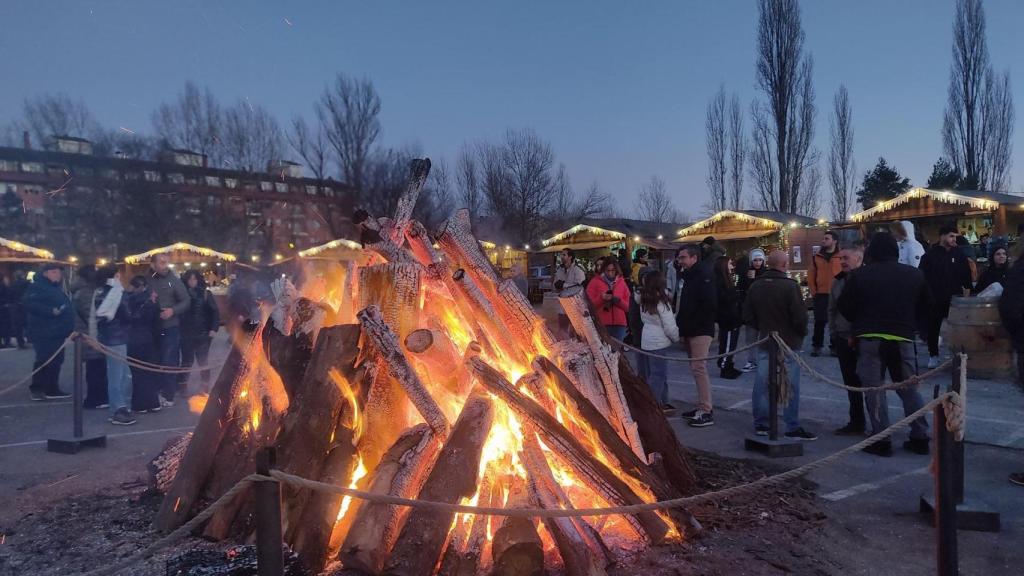 Anocheciendo en el mercadillo de Aínsa con la hoguera.