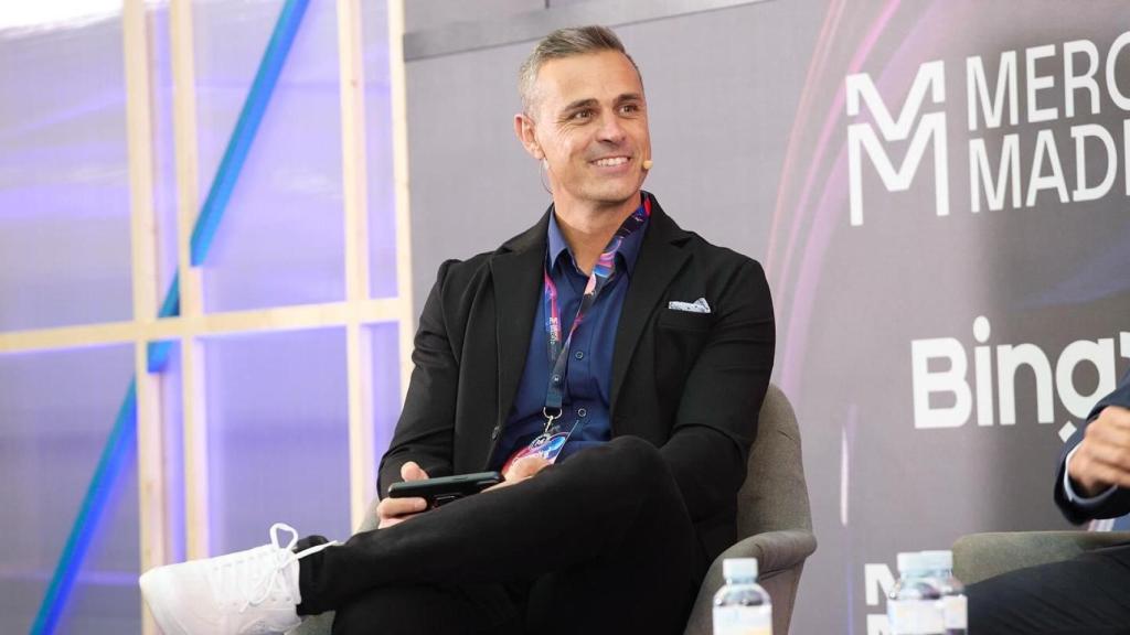 Toni Moral moderador de una mesa redonda