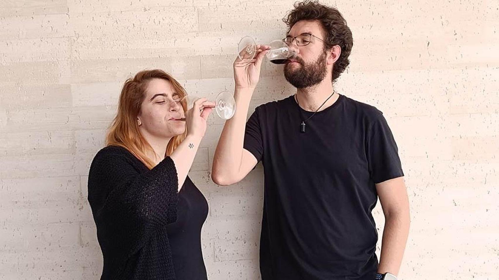 Lucía y Adrián disfrutando del mejor vino.