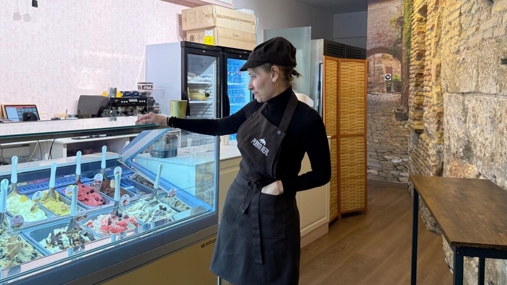 María Pilar en la heladería Puerta Real.