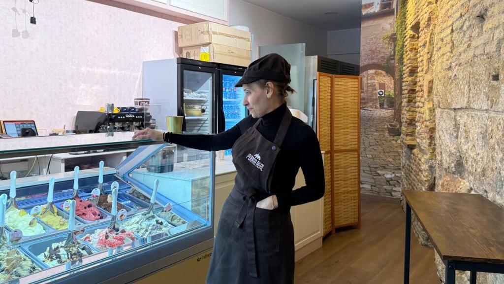 María Pilar en la heladería Puerta Real.
