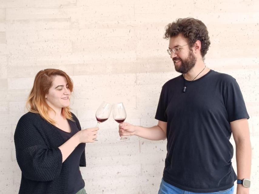 Lucía y Adrián brindando.