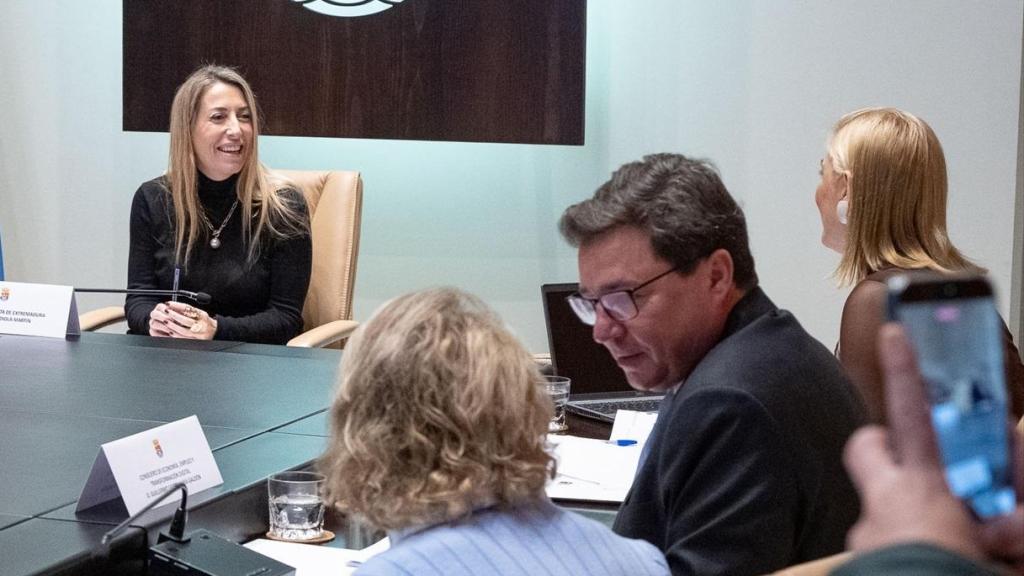 María Guardiola habla con su consejo de Gobierno.