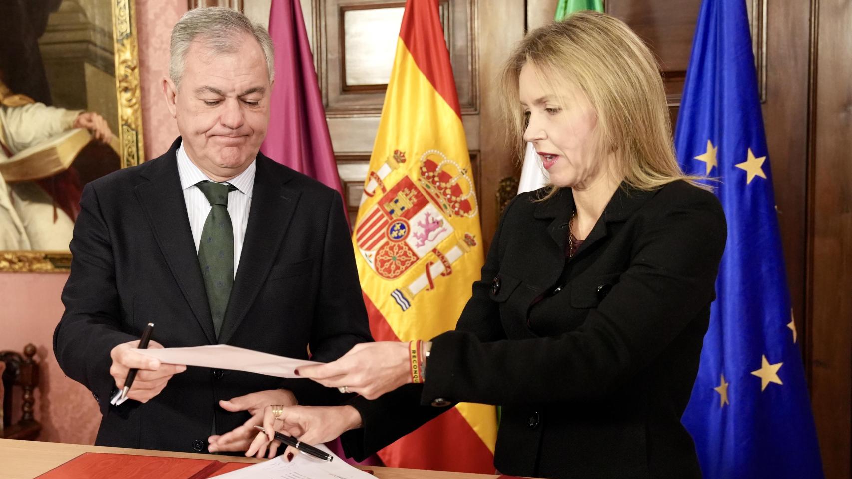 Imagen del alcalde de Sevilla, José Luis Sanz, y la portavoz del grupo municipal de Vox, Cristina Peláez, durante la firma del acuerdo.