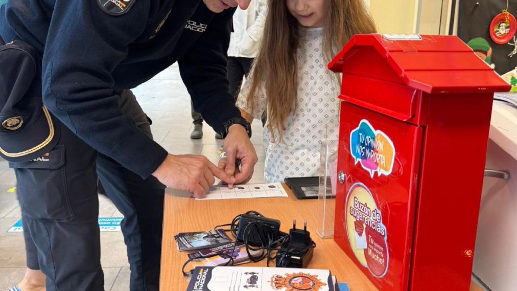 Un agente de la Policía Nacional, durante la visita navideña a los hospitales de Vigo