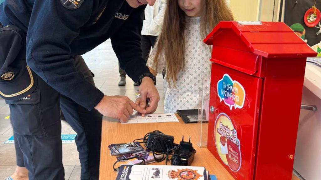 Un agente de la Policía Nacional, durante la visita navideña a los hospitales de Vigo
