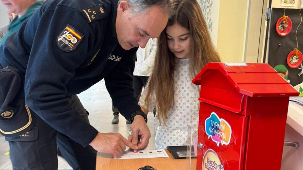 Un agente de la Policía Nacional, durante la visita navideña a los hospitales de Vigo