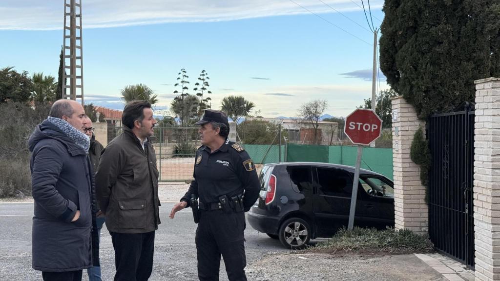 El alcalde de Elche, Pablo Ruz, ante la vivienda en la que han ocurrido los hechos.