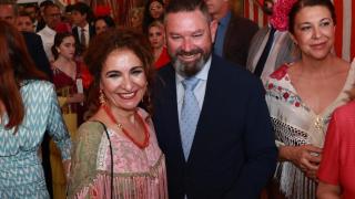 La vicepresidenta del Gobierno, María Jesús Montero, junto a Demetrio Pérez, miembro de su Ejecutiva y denunciado por acoso laboral, en una imagen en la feria de Sevilla.