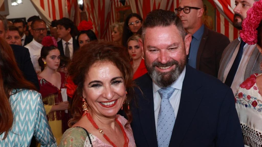 La vicepresidenta del Gobierno, María Jesús Montero, junto a Demetrio Pérez, miembro de su Ejecutiva y denunciado por acoso laboral, en una imagen en la feria de Sevilla.