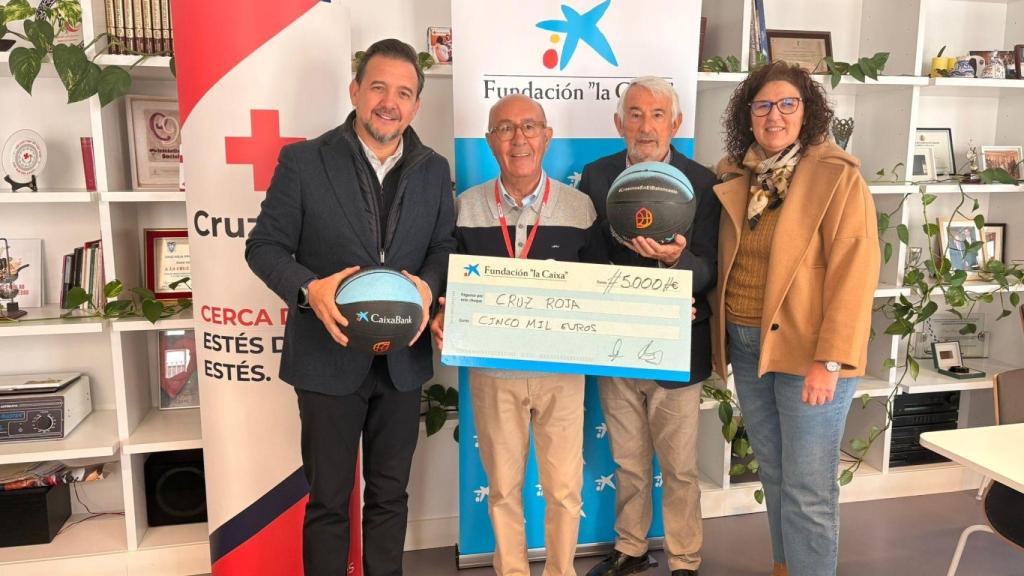 El director de Instituciones de CaixaBank en Castilla-La Mancha y Extremadura, José Luis Campo; el presidente de la asamblea local de Cruz Roja en Toledo, Agustín Ruiz; el presidente de Cruz Roja en Castilla-La Mancha, Jesús Esteban; y la responsable de Acción Social de CaixaBank en Castilla-La Mancha, Yolanda Arenas.