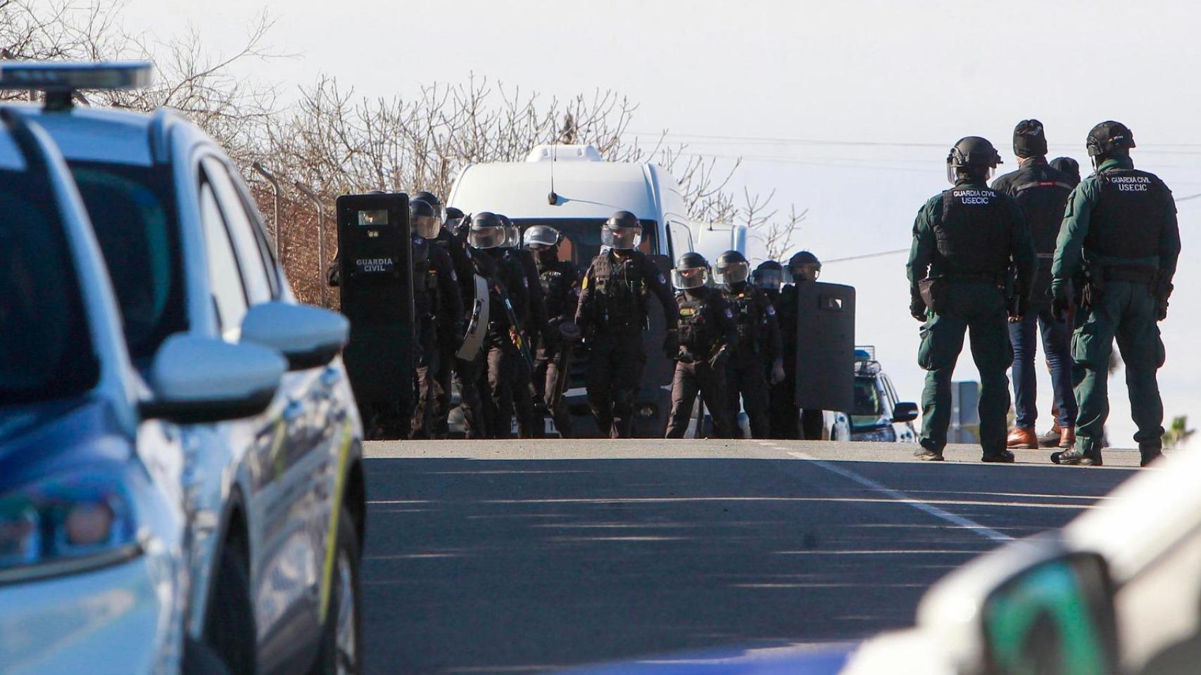 Guardias civiles armados y con blindajes se preparan para entrar al chalet en Elche.