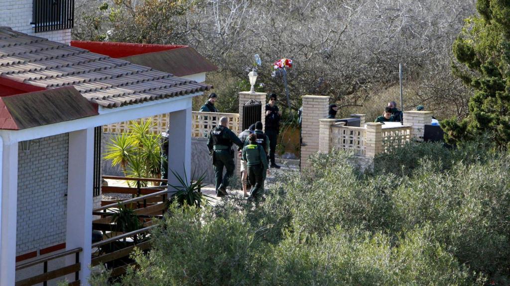 Los agentes arrestan a uno de los presuntos asesinos.