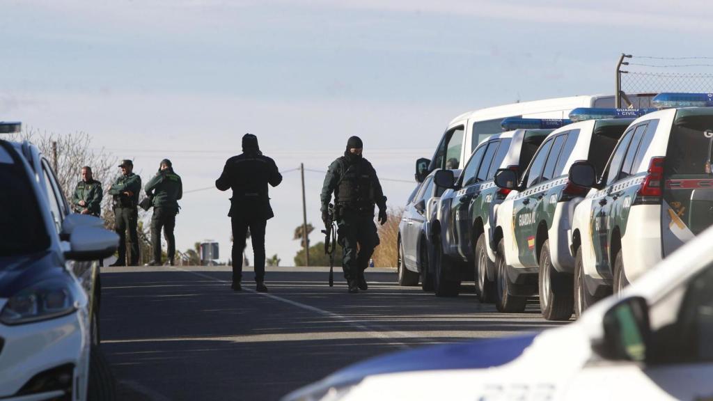 Agentes con pasamontañas y chalecos antibalas en el lugar del doble crimen.