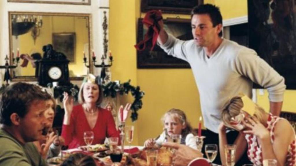 Un profesional sanitario de cardiología atendiendo a un paciente.