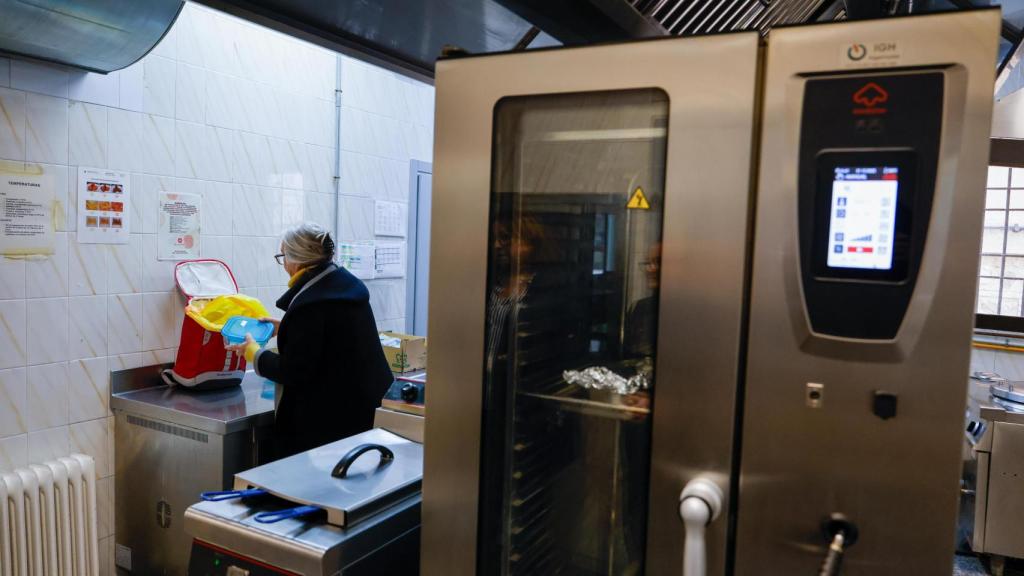 En la cocinas colaboradoras, los voluntarios de Red Alimenta recogen el excedente del día para iniciar el reparto de inmediato.